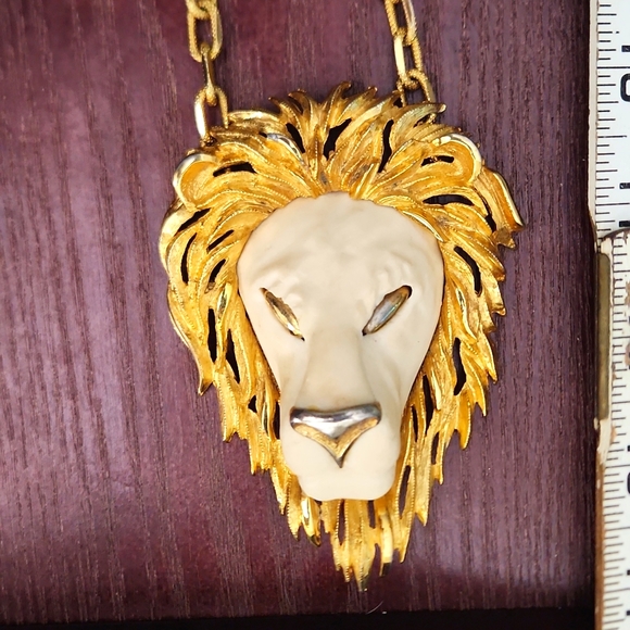 Lion head necklace on gold plated heavy chain. Razza - Picture 1 of 11